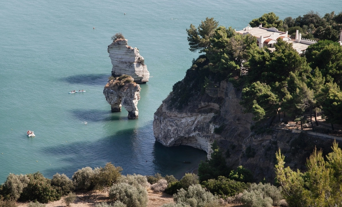 La Baia delle Zagare con le sue calette rocciose nel Gargano